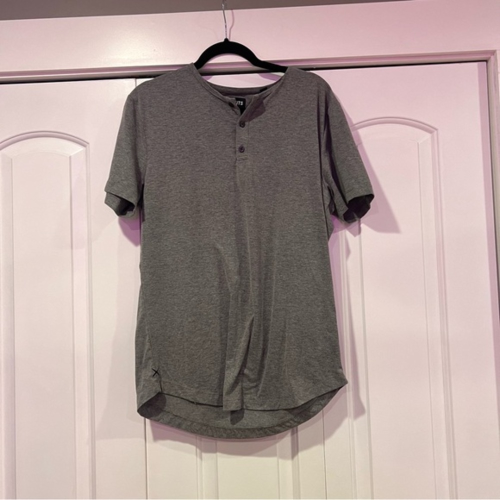 Cuts Clothing Gray Short Sleeve Tee‎ large